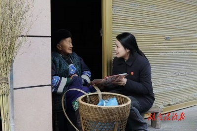 村民家門口學(xué)“典”