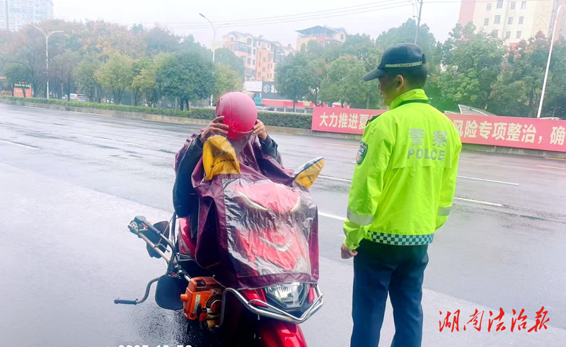 常德交警開展“兩車”違法專項整治 力促“戴盔”出行
