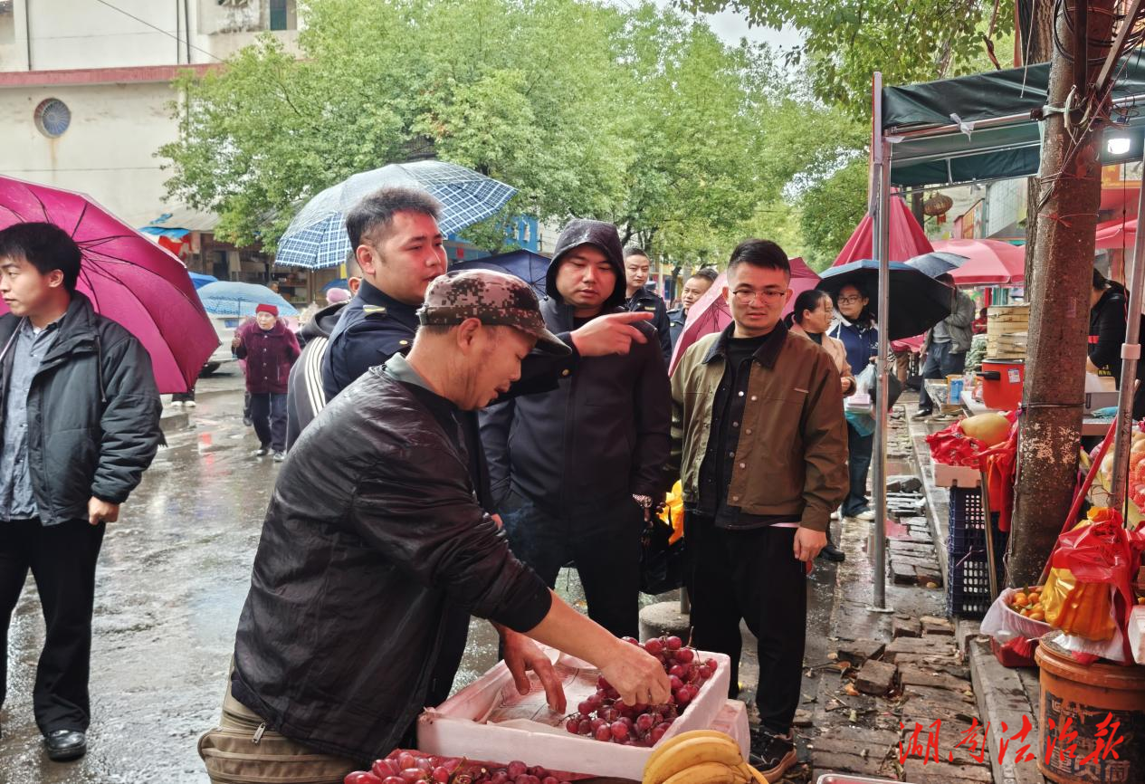 瀘溪縣武溪鎮(zhèn)：多部門聯(lián)合整治馬路市場，還路于民煥新貌