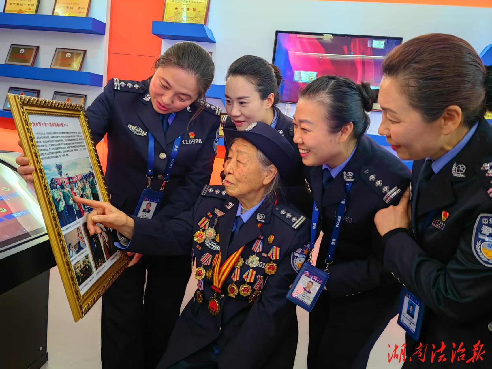 湖南退休警官胡立强：全国摄影金奖再落囊中，用镜头定格“老有所为”的公安风采