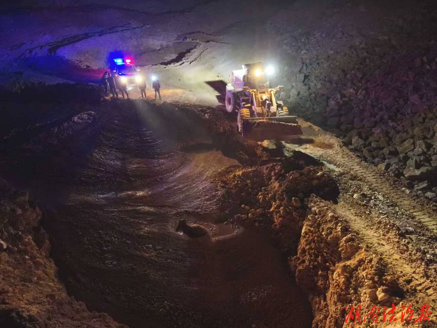 警民攜手雨夜救黃牛