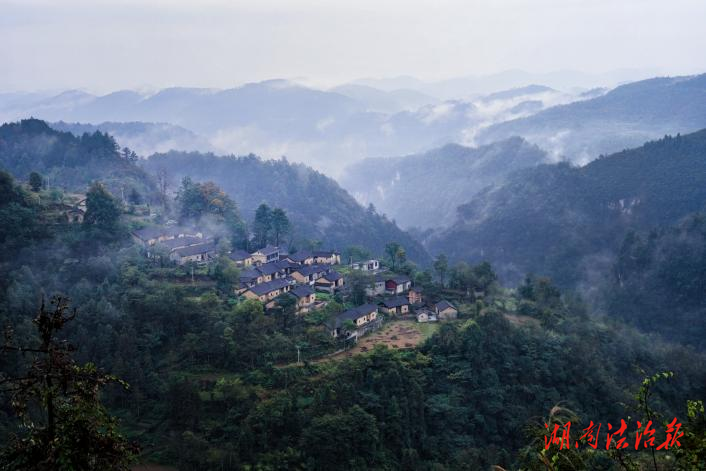 以“法俗共融”绘民族团结画卷 ——记“湖南省民族团结进步模范个人”贵黎莹与凤凰法院“枫桥经验”的创新实践