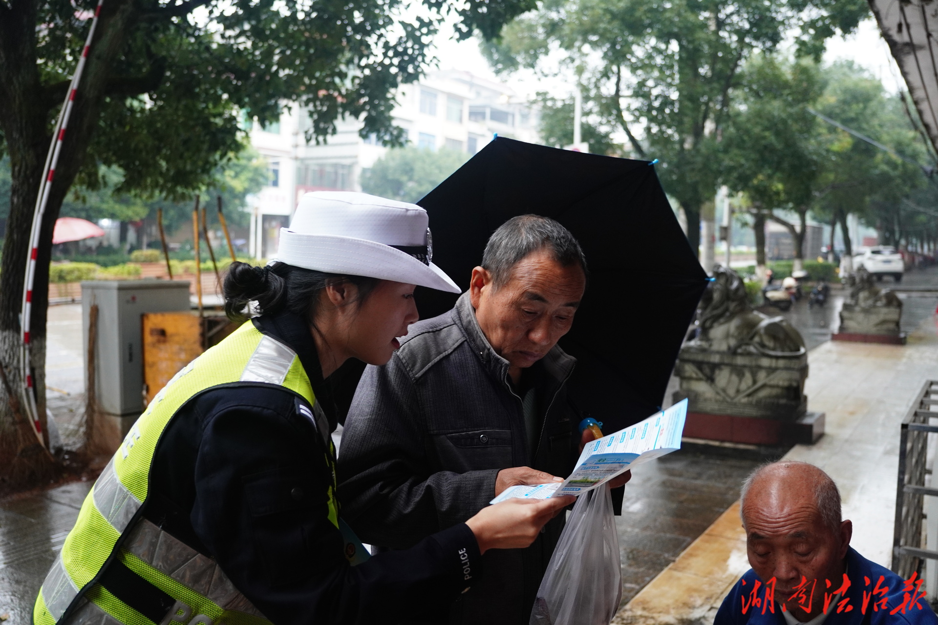 【一保二防三治理】藍(lán)山縣公安局交管大隊(duì)：交規(guī)宣傳進(jìn)村莊 安全守護(hù)“一老一小”