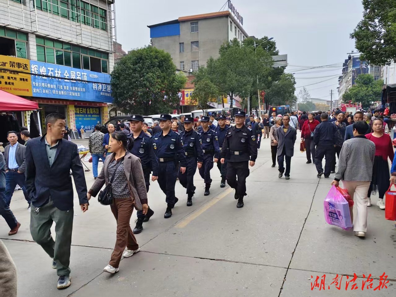 空地一體護平安 零陵區(qū)“快反135”跨區(qū)域拉練護航珠山傳統(tǒng)趕集日
