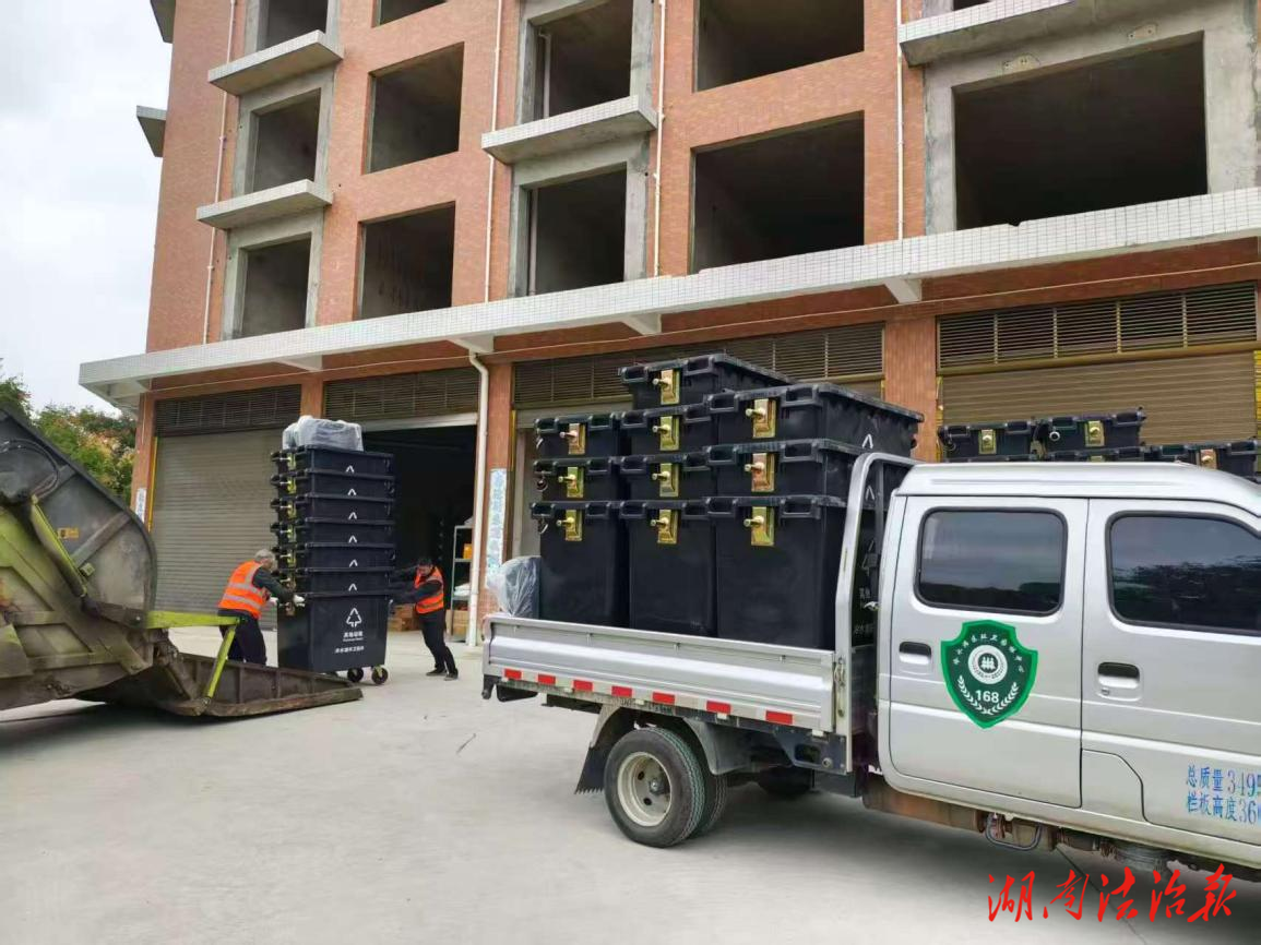 【首位度·潔綠行】冷水灘區(qū)環(huán)衛(wèi)和園林中心：為城市“家具”做美容！讓垃圾桶“顏值”提升