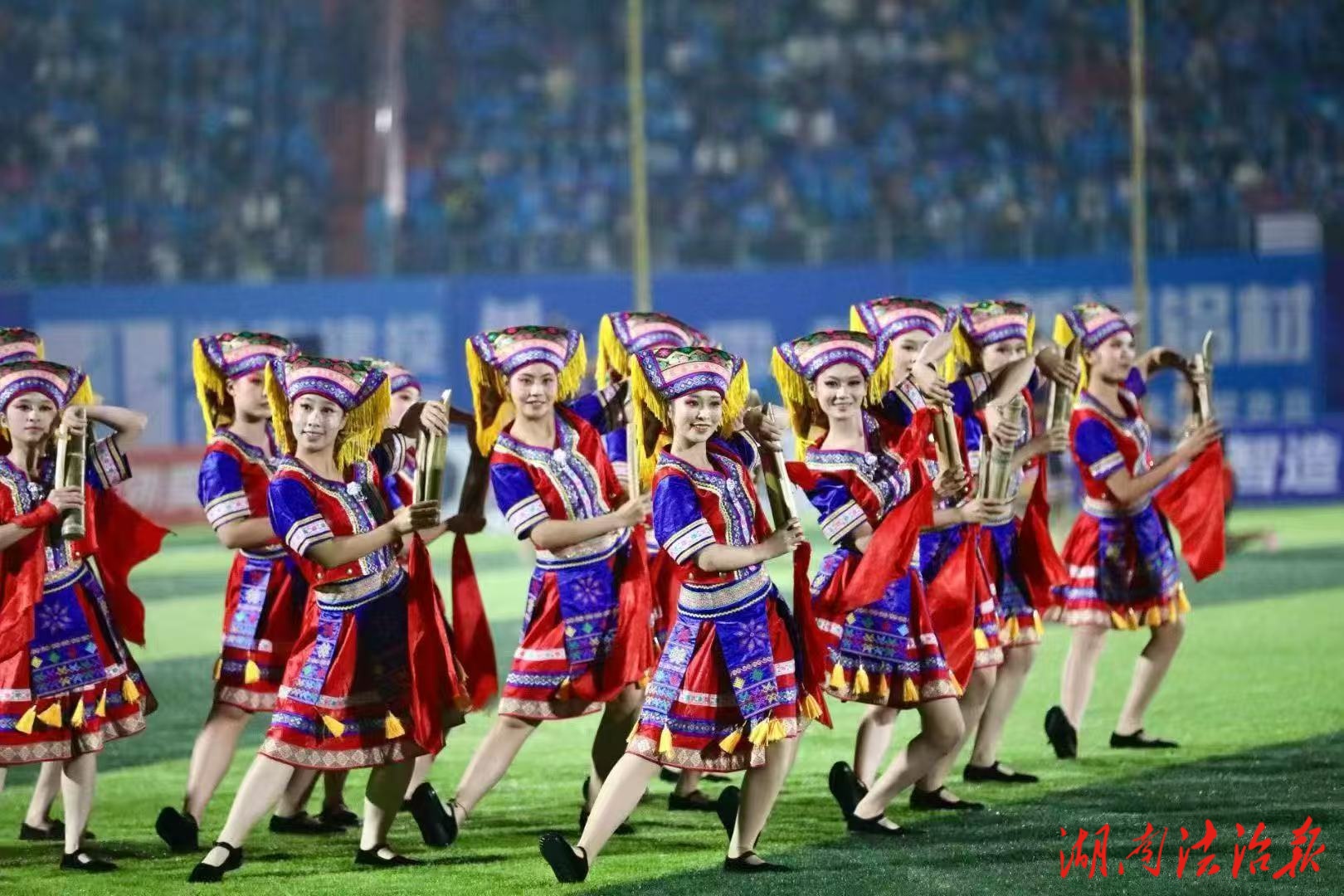 江永縣職業(yè)中專學(xué)校55名學(xué)子用瑤族竹梆敲響湘超賽場