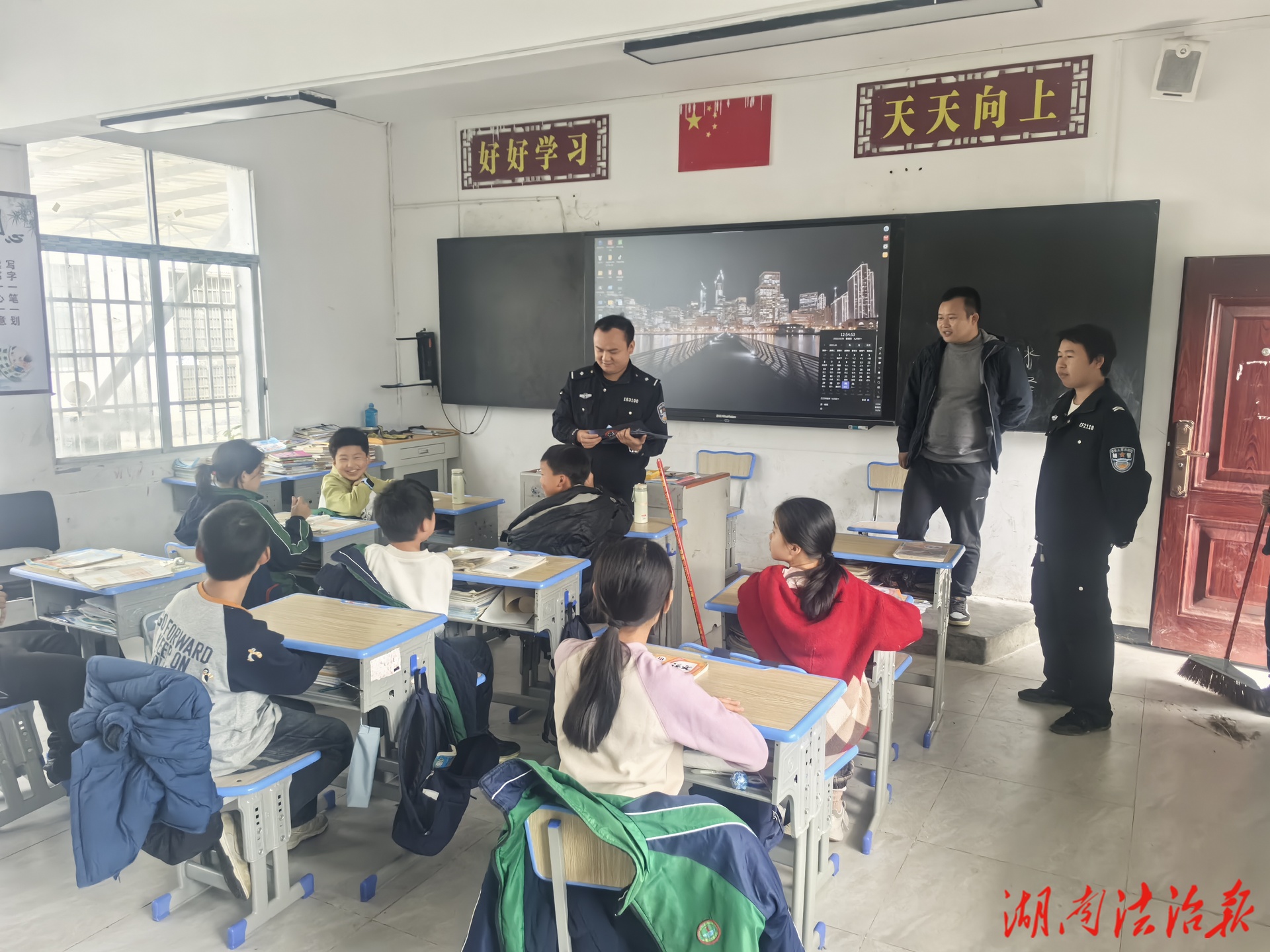 龙山公安：筑牢校园“防毒墙”守护青春不“毒”行