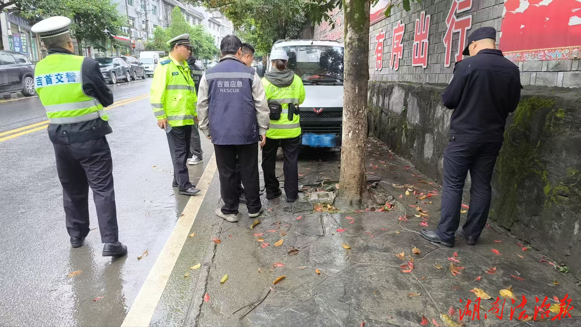 携手共创文明城 吉首公安联合开展违停专项整治行动