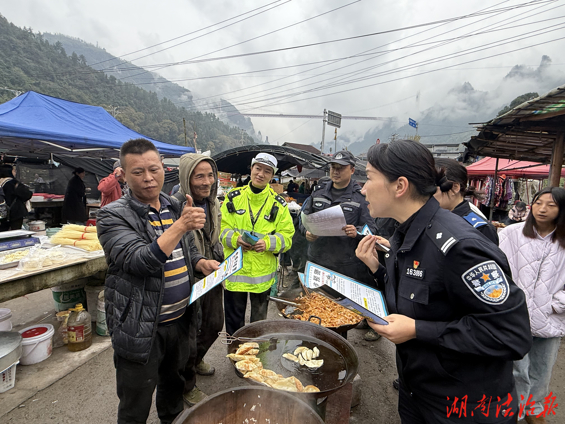巧借“赶集日”开展反诈与交通安全宣传 筑牢群众安全“双防线”