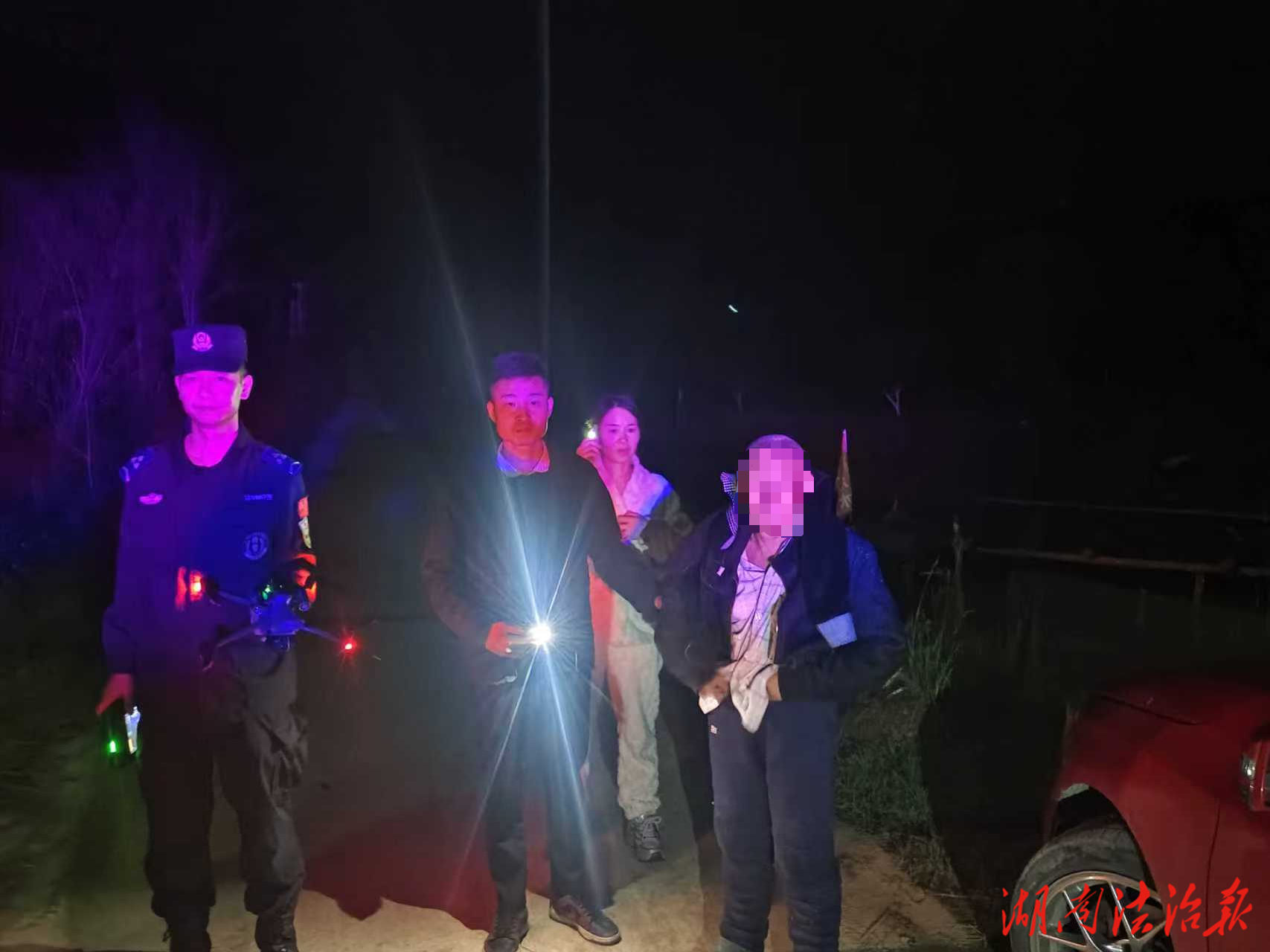 黑夜尋蹤，新田公安為走失老人點(diǎn)亮回家路