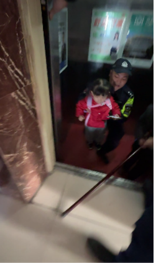 紧急救援！老人幼儿被困电梯，吉首特警全力救出
