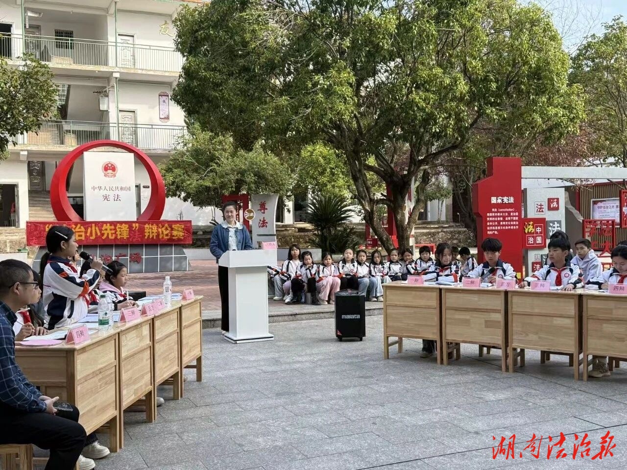 小學生“舌戰(zhàn)群雄”！這場法治辯論賽太燃了！