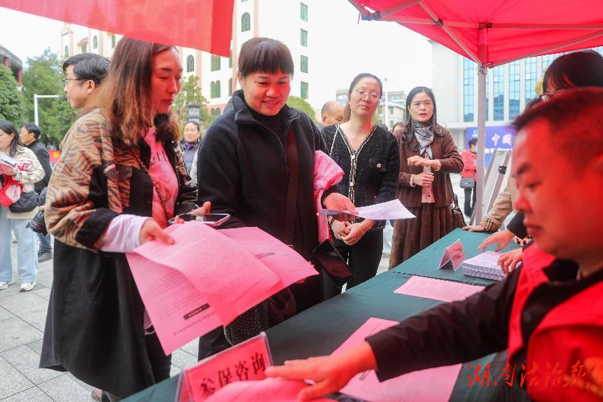 宣传医保政策提供义诊服务  衡阳县举行2026年全民参保集中宣传活动