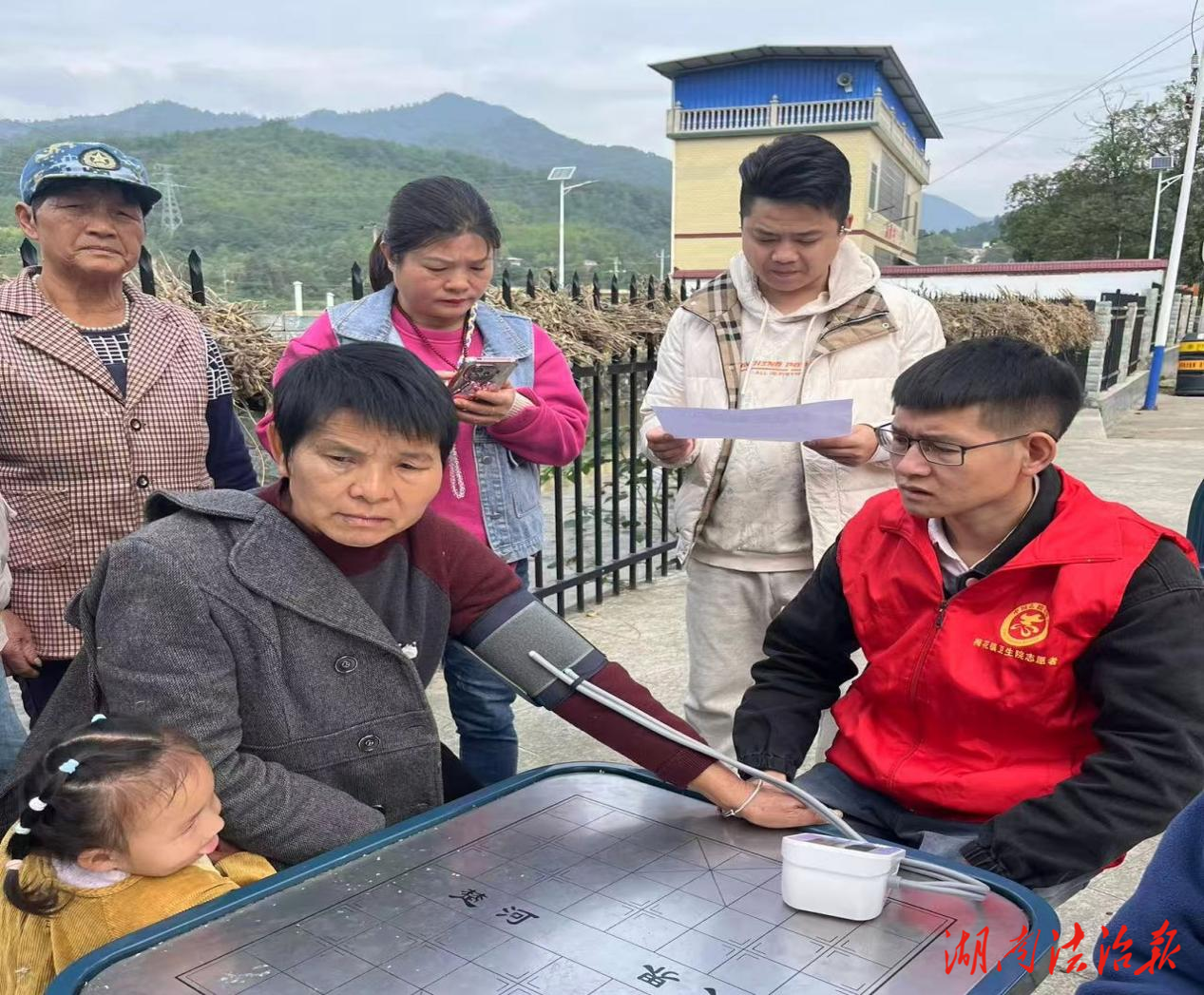 道县梅花镇卫生院：开展家庭医生签约服务暨医保政策入户宣传活动