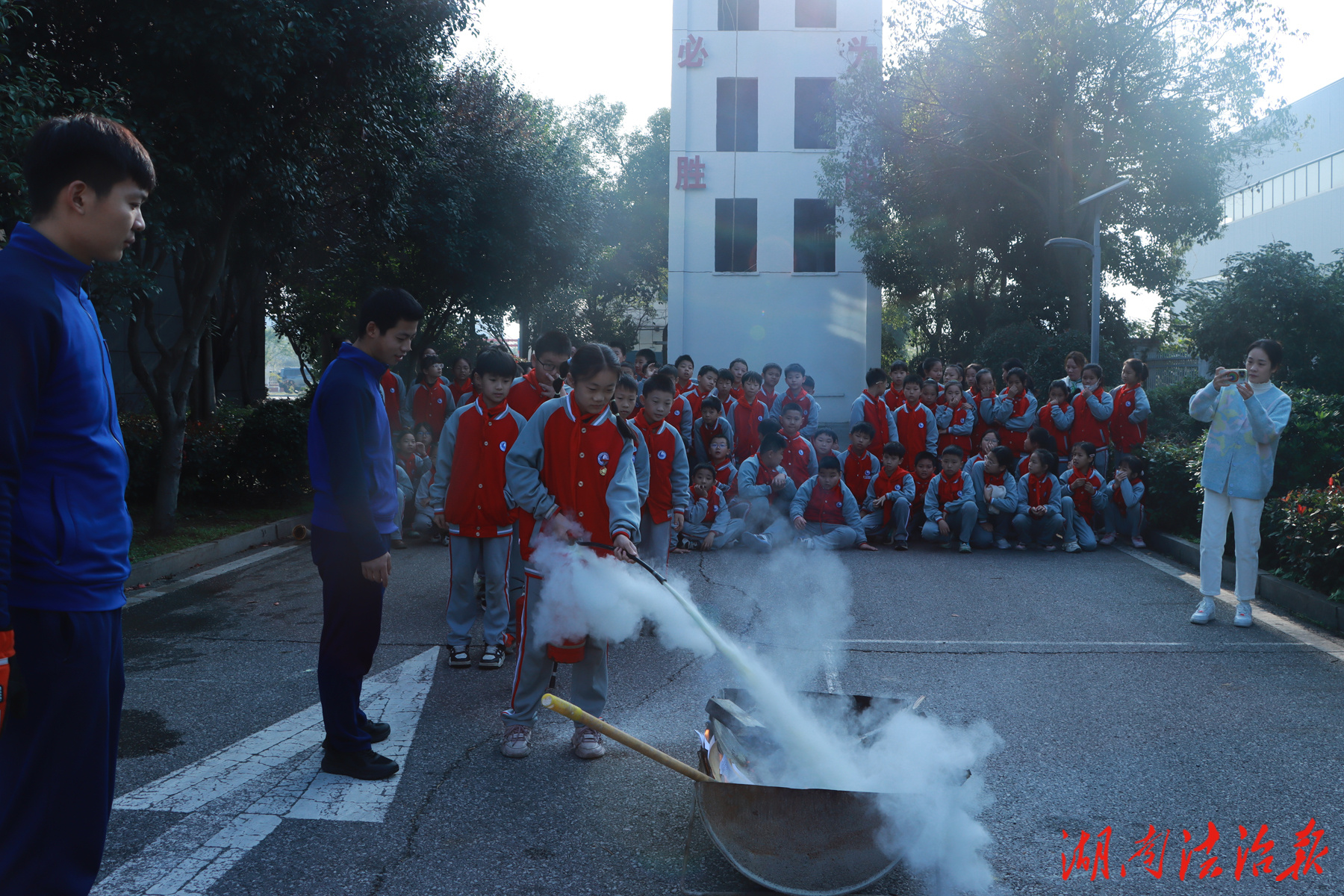 “火焰蓝”与“红领巾”的双向奔赴 ——云溪消防救援大队消防站开放日点燃安全童心