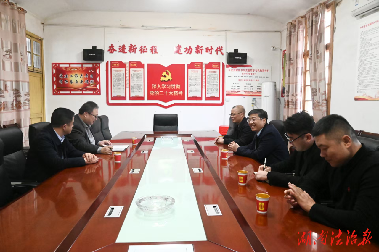 龚文启走访全国人大代表胡国柱、邓华