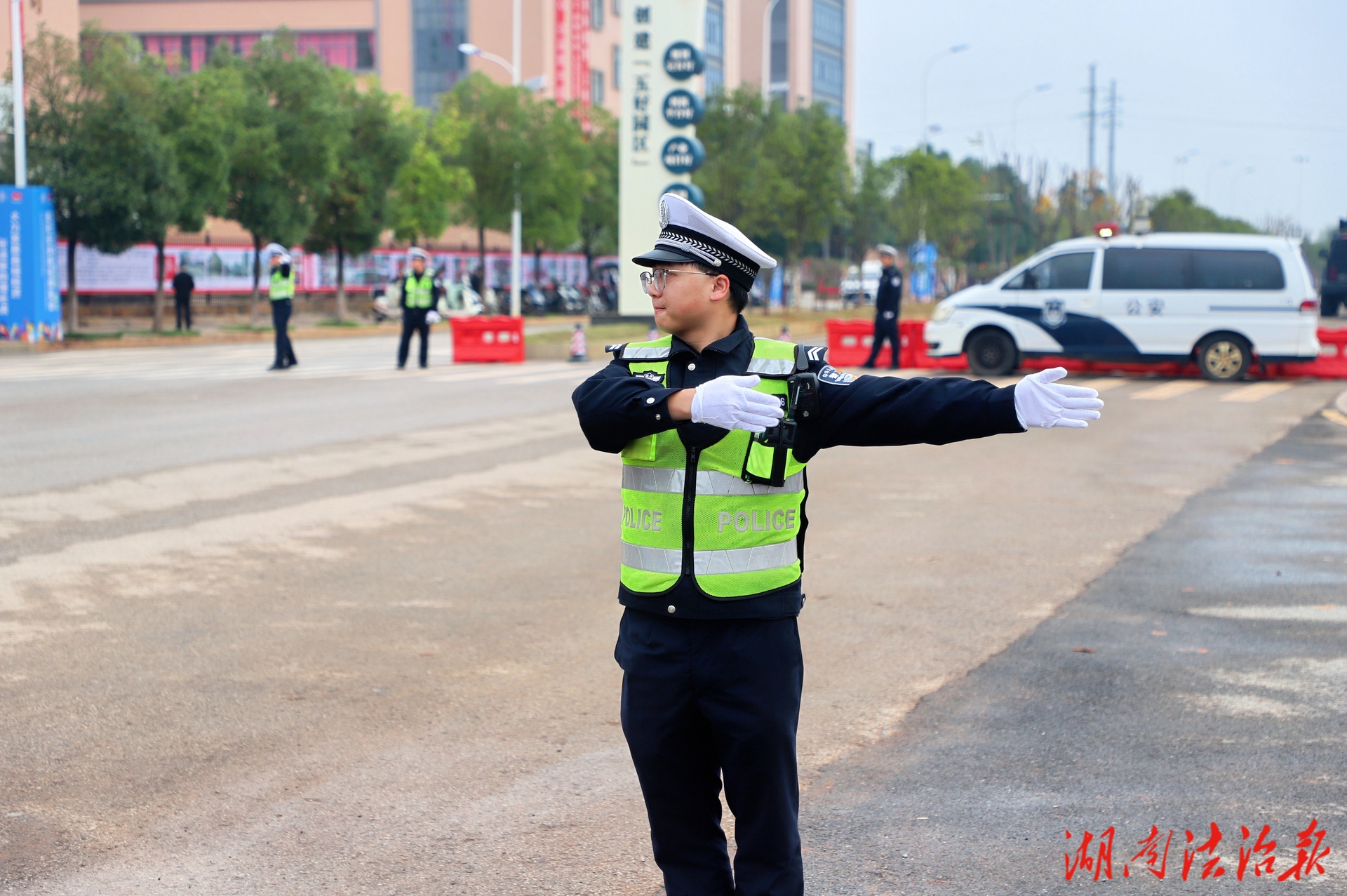 蓝山公安交警全力护航2025第五届永州·蓝山国际皮具箱包博览会