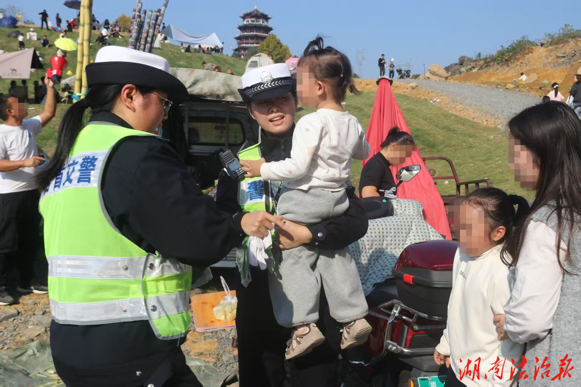 音乐节里的“暖心守护”！女警帮助走失女童找到家人