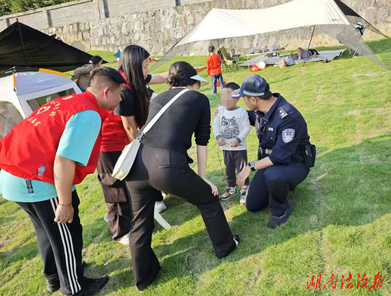草坪音乐节现场萌娃走失 吉首公安火速寻亲获赞！