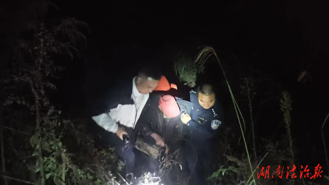 92岁老人失联30小时困山沟 警民联手紧急搜救显温情