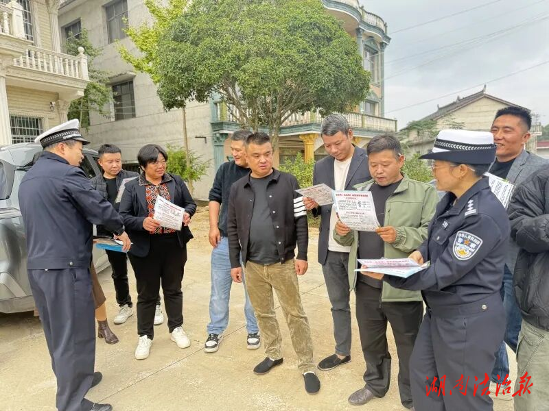 漣源公安交警嘮家常式宣講 “一盔一帶” 安全知識入民心