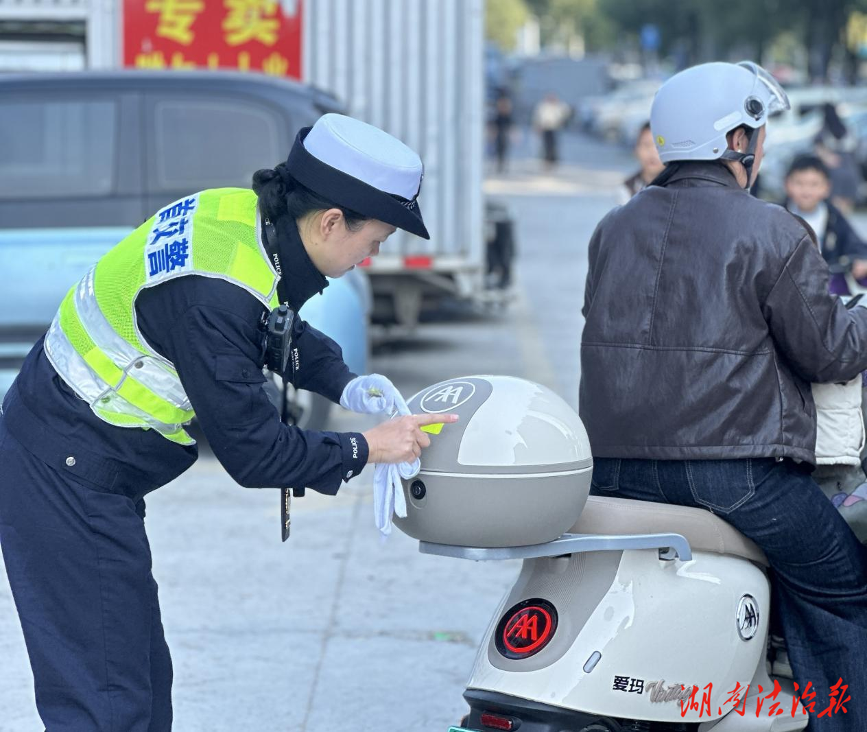 熒光綠守護音樂狂歡！吉首交警全力護航草地音樂節(jié)交通安全