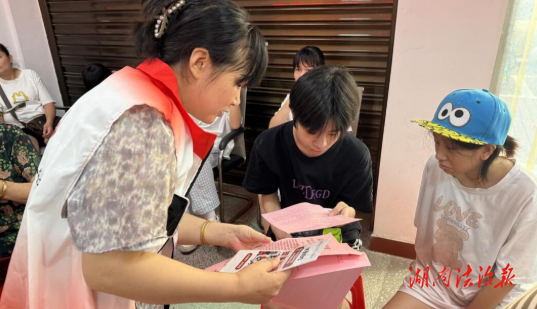 祁陽市推進(jìn)牽手計(jì)劃，開展“利劍護(hù)蕾 呵護(hù)成長”防性侵宣傳活動