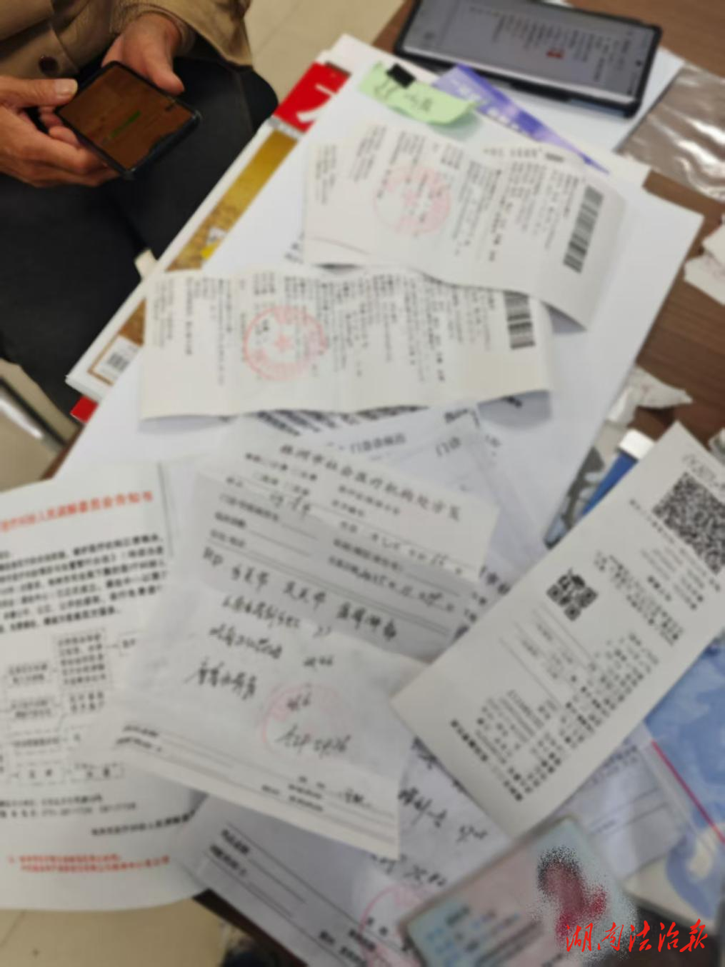 七旬老人摔倒起糾紛 綜治中心調(diào)解化干戈?——芙蓉區(qū)綜治中心調(diào)解組織成功自行調(diào)解一起涉企人身損害糾紛