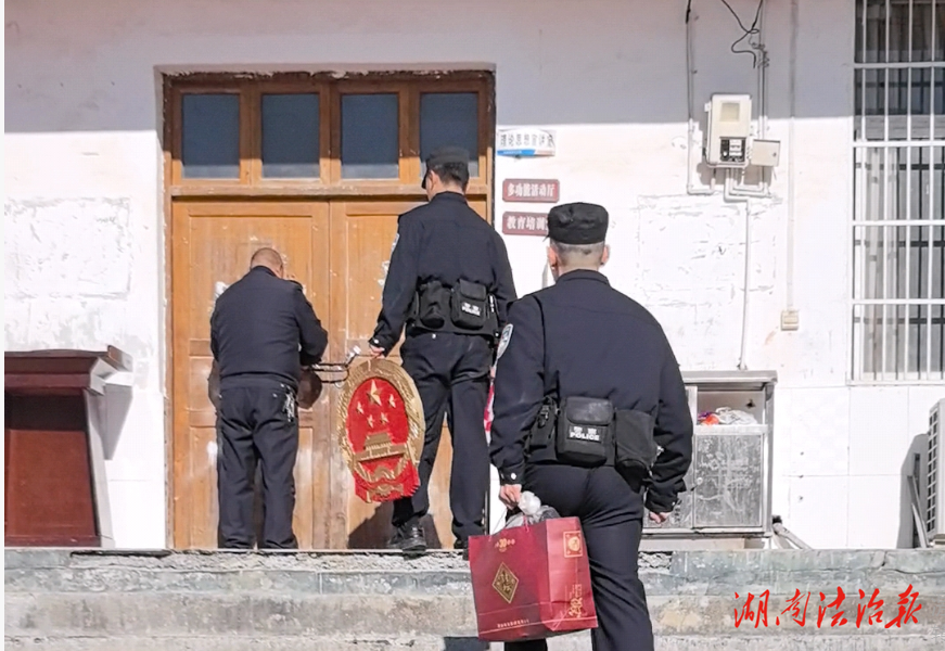 背上國徽去開庭丨83歲老人醉駕三輪車？鳳凰法院把法庭“搬”到“家門口”