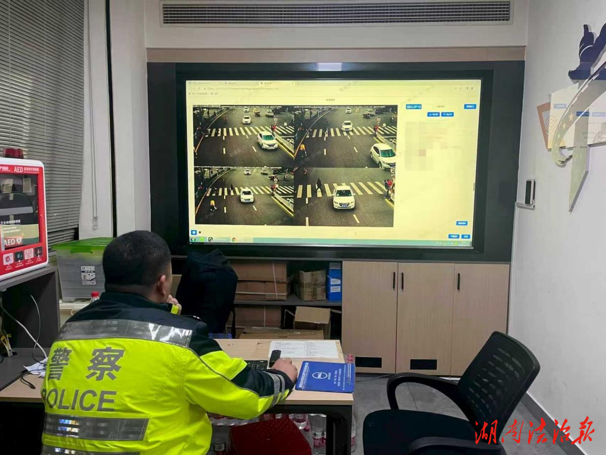 吉首交警開展“禮讓斑馬線”交通秩序整治提升行動