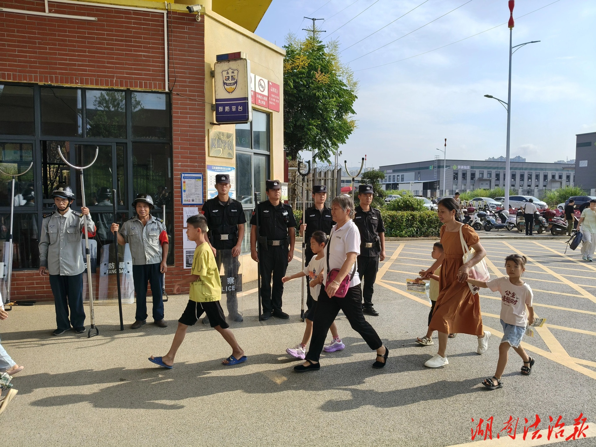 江永公安“護(hù)學(xué)崗” “警警”守護(hù)在身旁