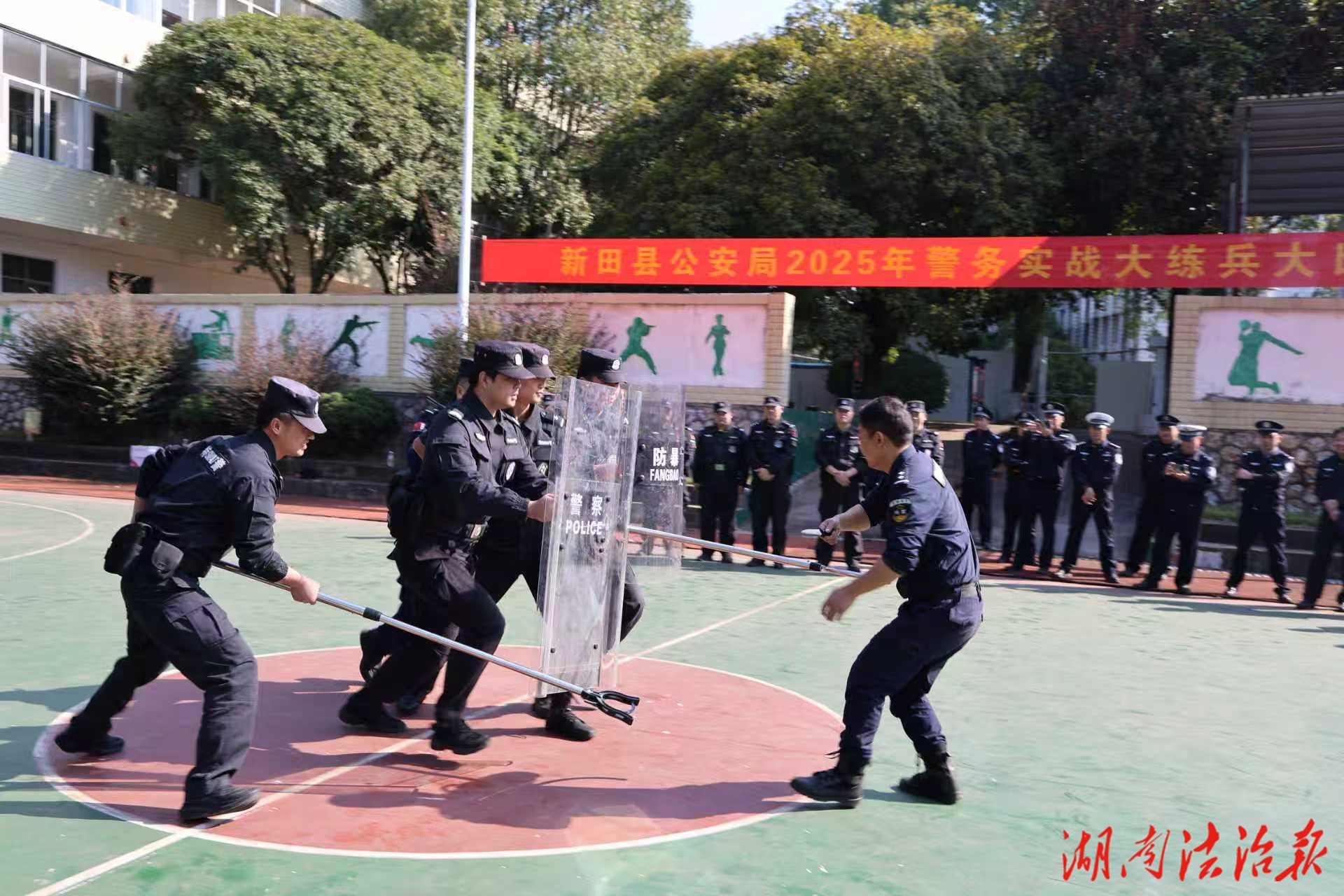 以練促戰(zhàn)！新田公安開展最小作戰(zhàn)單元現(xiàn)場處置專項訓(xùn)練