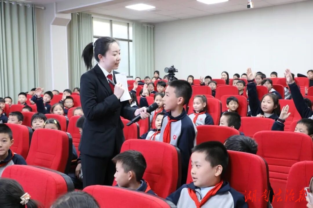 “大白”護體 “唐僧”念法！常寧法院為同學們送上“成長攻略”