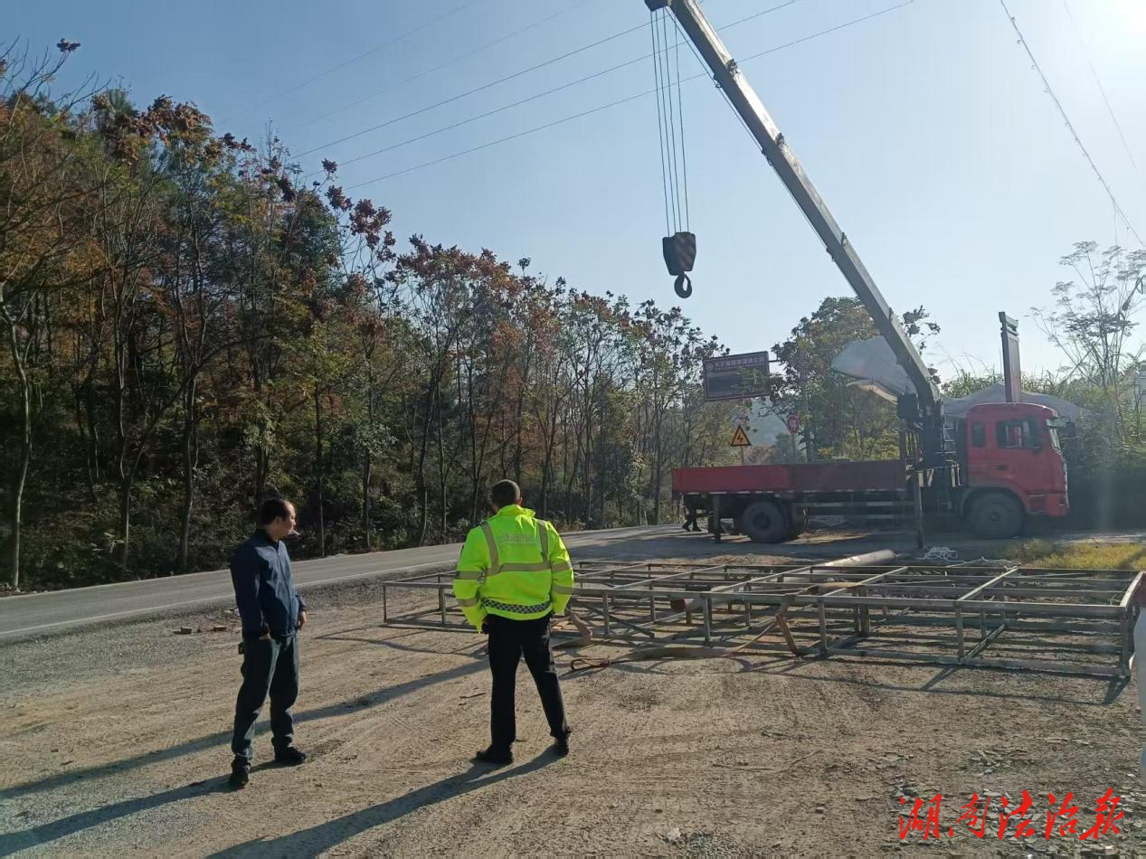 邵陽縣交通運(yùn)輸綜合行政執(zhí)法大隊(duì)： 利劍出鞘除隱患 護(hù)路安行保暢通  — 我縣集中拆除國省干線大型老舊非公路標(biāo)志牌成效顯著