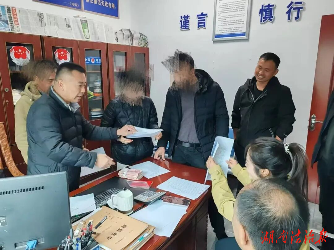 法司聯(lián)動破執(zhí)局 剛?cè)嵯酀饷駪n——漣源法院與楊市司法所協(xié)同化解執(zhí)行案件