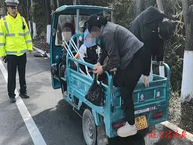 【一防二保三治理】藍(lán)山公安：三輪車違法載人，交警緊急叫停