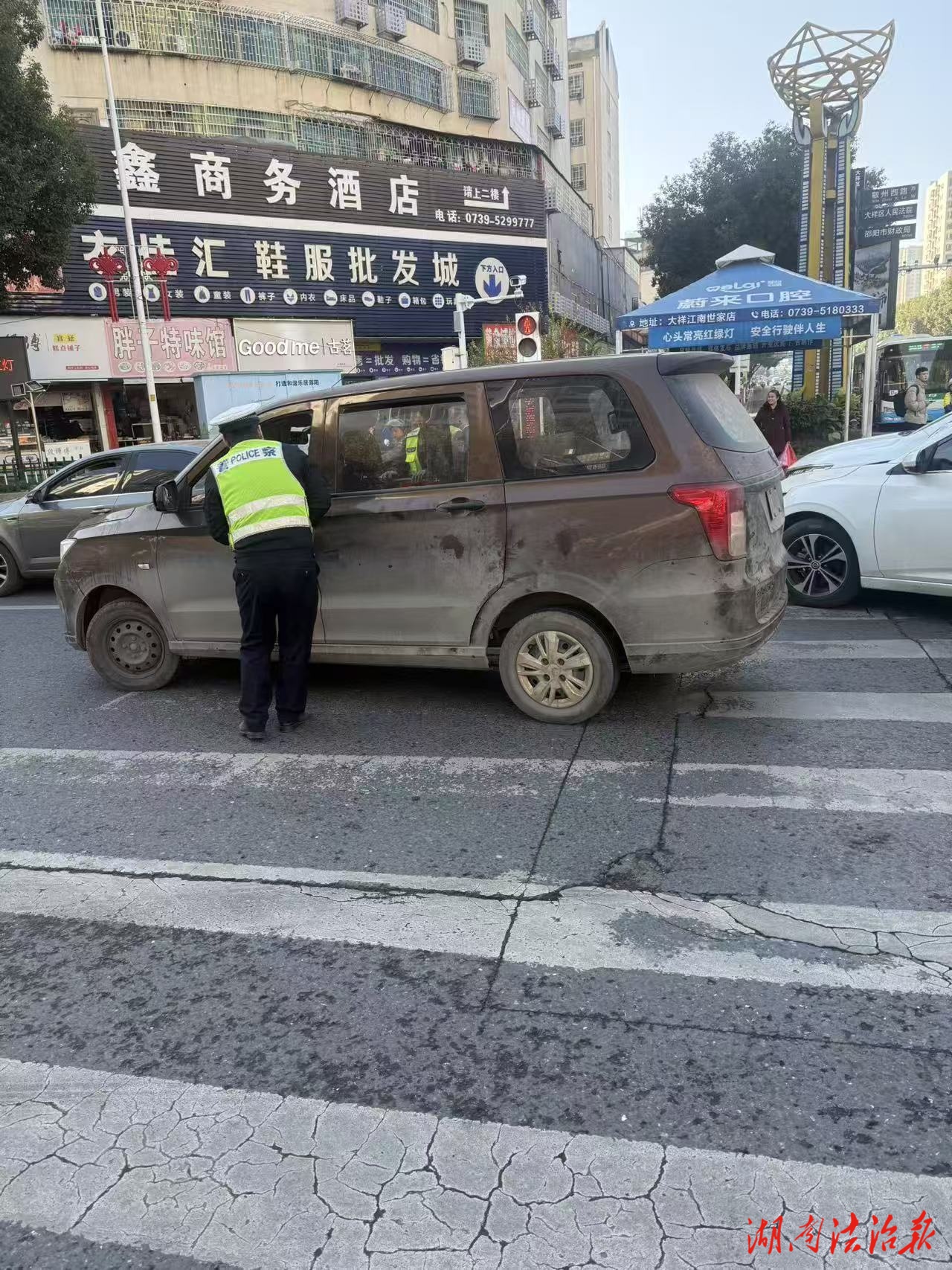 車(chē)輛路口拋錨 大祥交警秒變“推車(chē)俠”