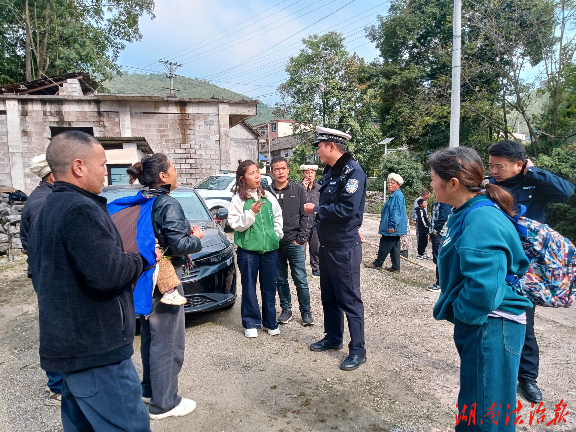 花垣公安雅酉派出所：安全宣傳進(jìn)村莊 筑牢農(nóng)村冬季“防火墻”