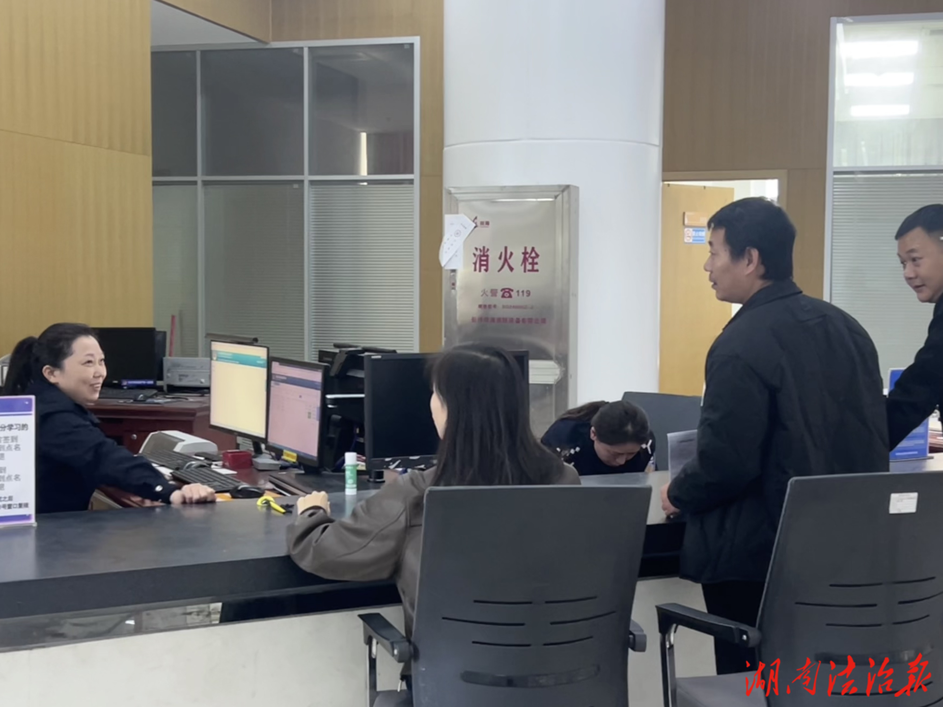 暖心服務(wù)，效率為先——龍山公安踐行“以人民為中心”的服務(wù)承諾