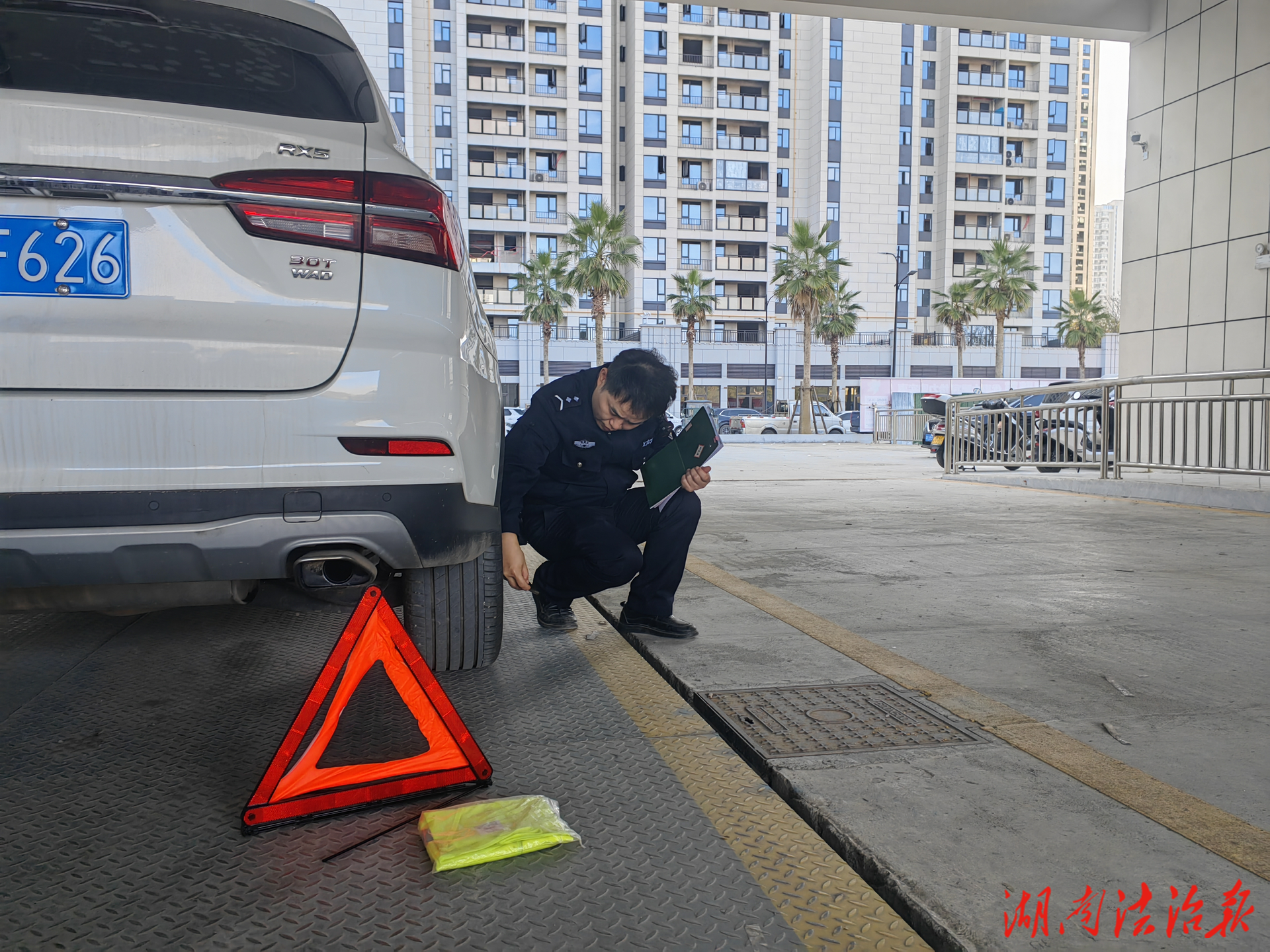 嚴(yán)審快辦，護(hù)航平安——龍山公安車輛查驗(yàn)區(qū)高效服務(wù)有保障