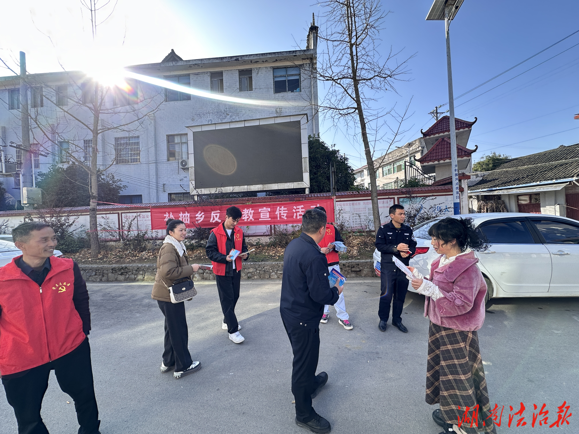 花垣縣補(bǔ)抽鄉(xiāng)：趕集日“反邪+醫(yī)?！毙麄魅朊裥? />
                        </a>
                                        <div>
                        <p>
                            <a href=