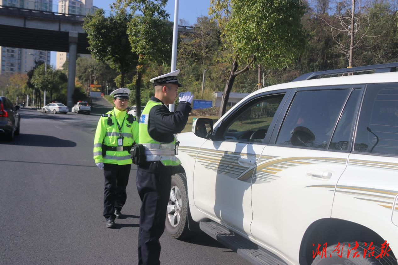 吉首交警：護(hù)航口袋公園疏堵保暢 守護(hù)休閑“方寸地”