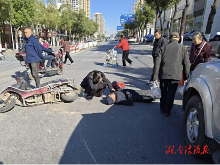 街頭救助暖人心 城管擔(dān)當(dāng)顯溫情 ——岳陽市城管執(zhí)法支隊(duì)站場(chǎng)大隊(duì)緊急救助受傷老人獲贊