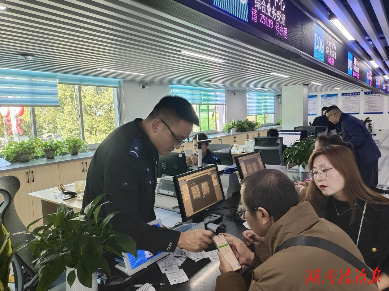 吉首交警優(yōu)化駕考服務(wù)應(yīng)對報名高峰