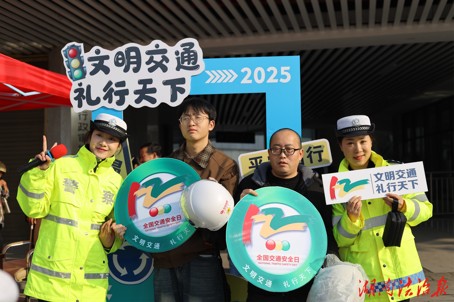 瀘溪：“警保聯(lián)動”贈頭盔 共把安全“戴”回家