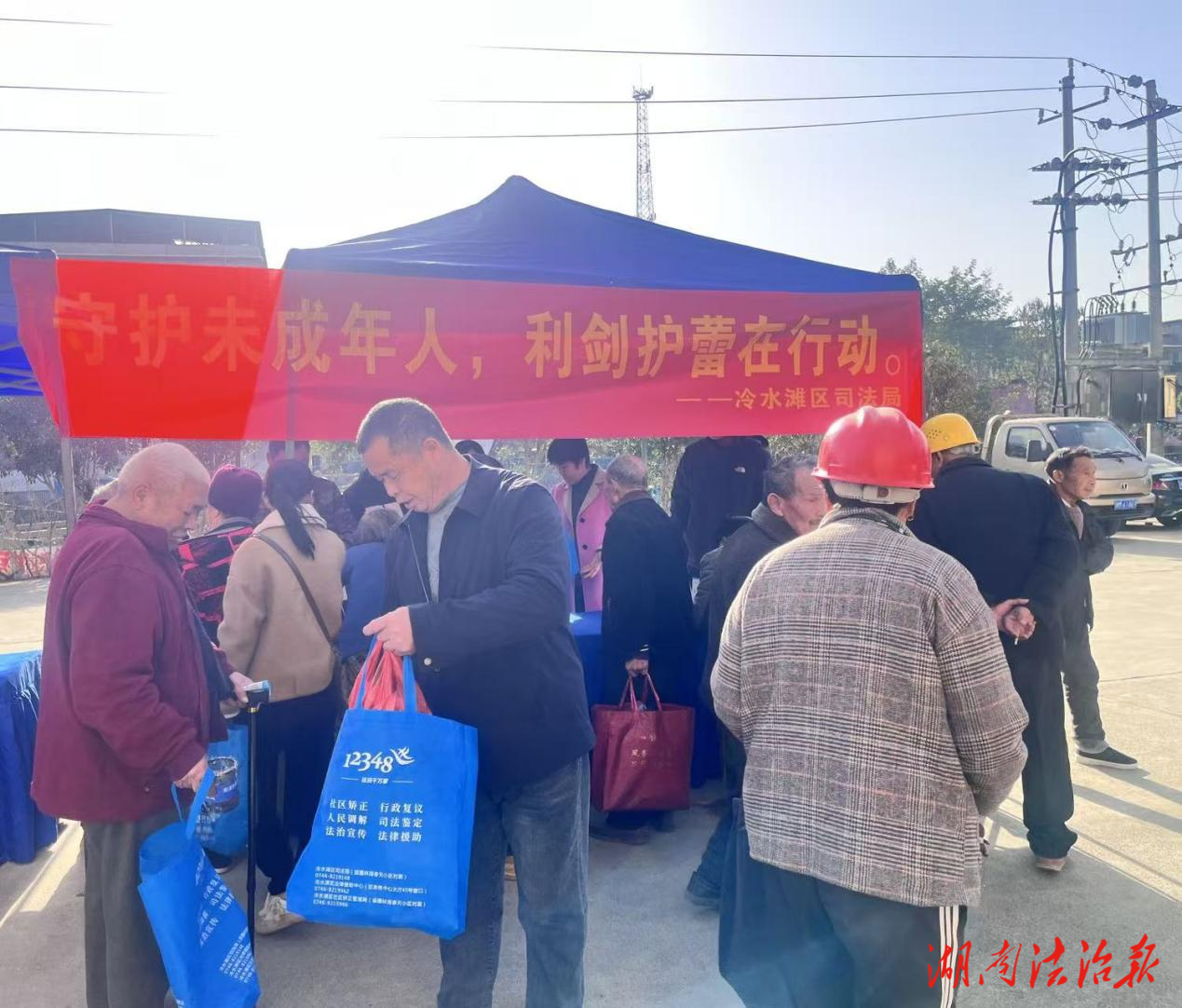 “利剑护蕾”遇赶圩  普法下乡进行时