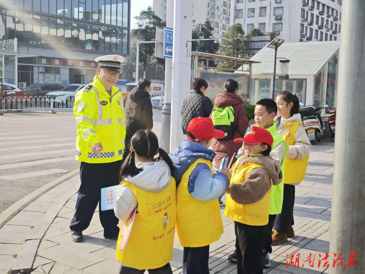 桑植縣公安局交警大隊開展全國交通安全日宣傳活動