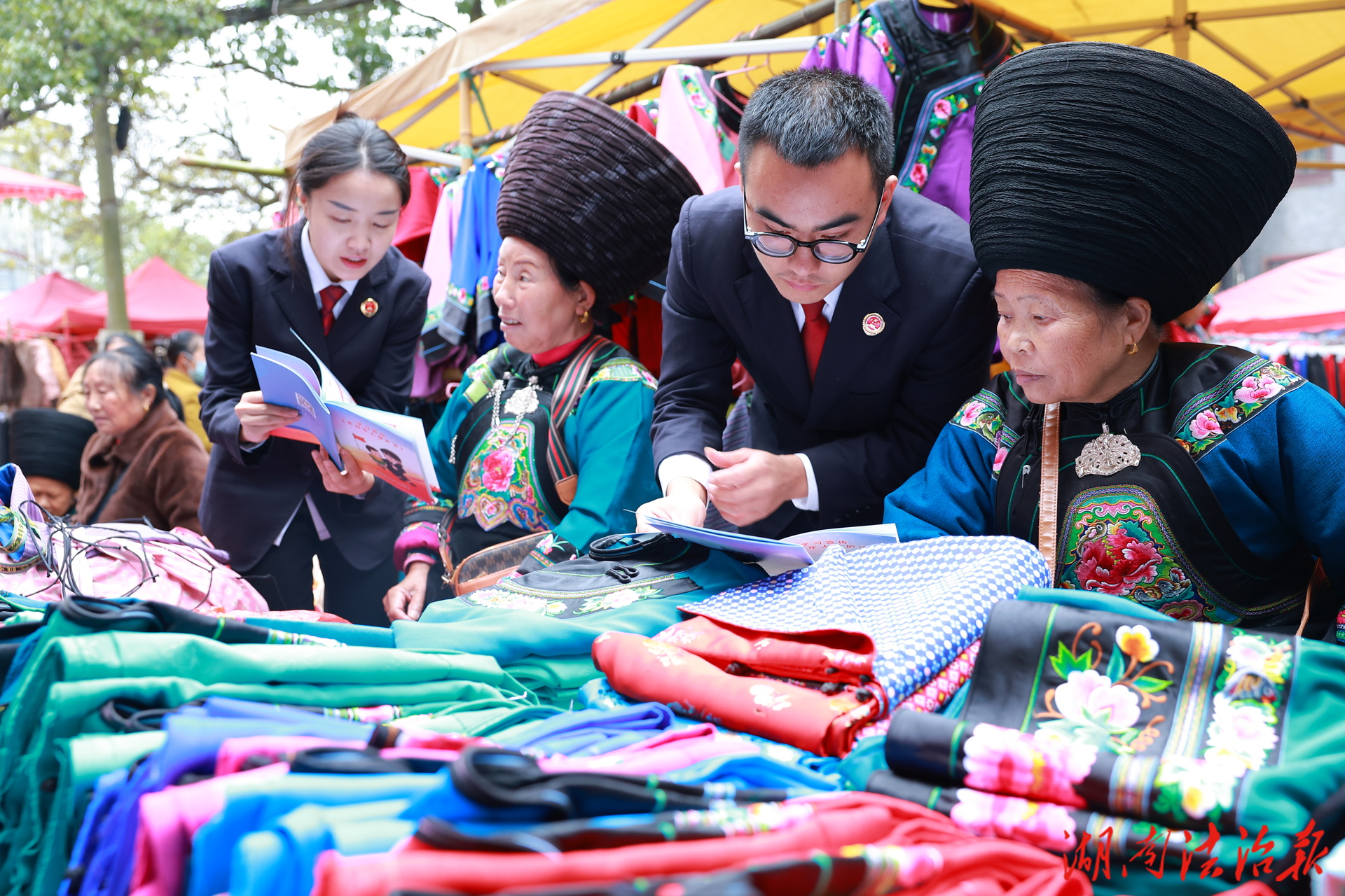【憲法宣傳周】鳳凰檢察“普法套餐”守護群眾權(quán)益 第二站走進山江鎮(zhèn)墟場