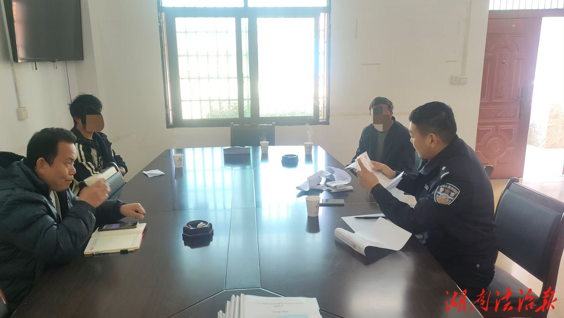 门前晒谷起纠纷 民警调解续温情