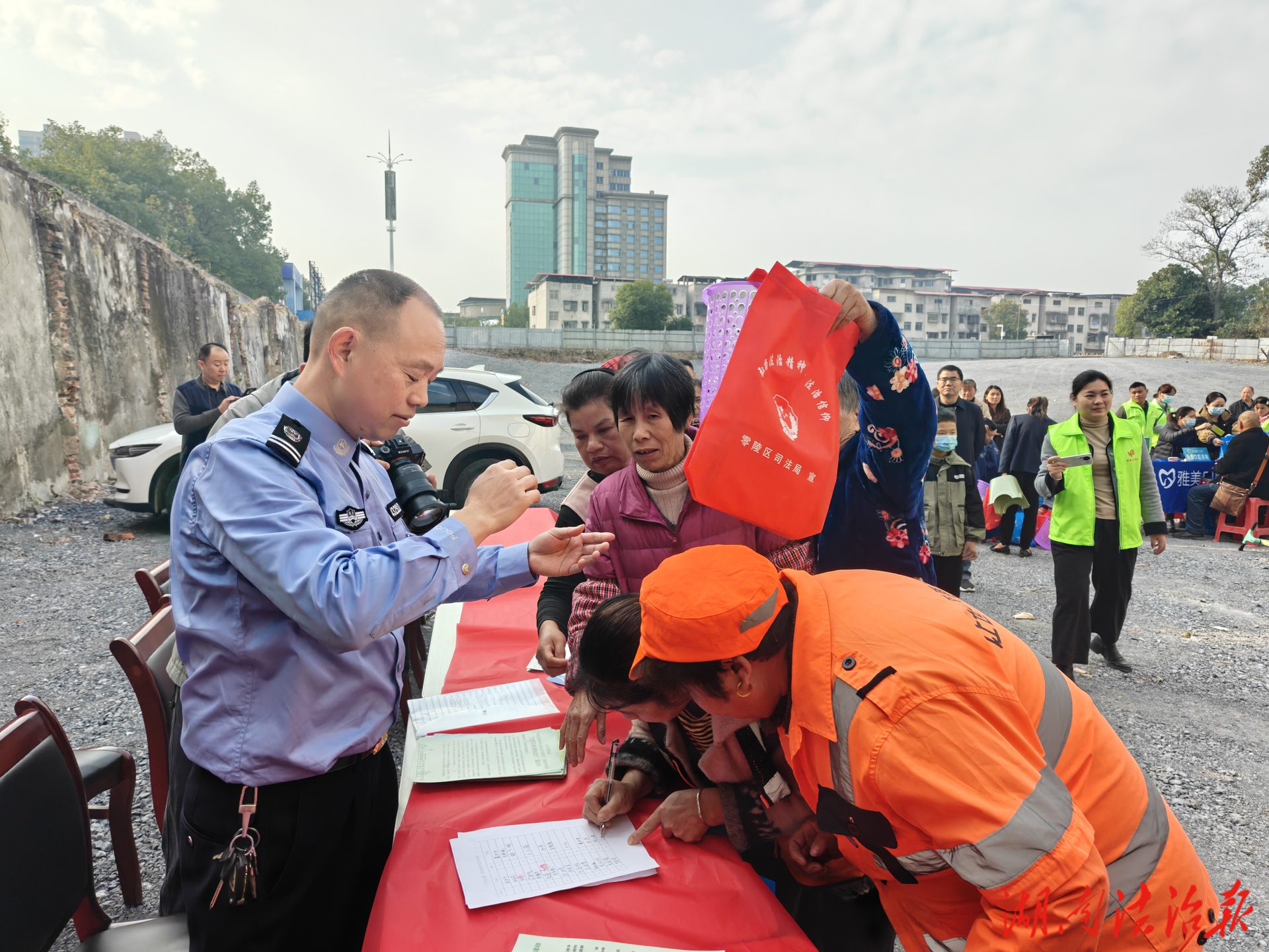 多部门联动进社区 零陵区掀起“文明交通 绿色出行”新风尚——零陵区司法局联合多方在福寿亭小区开展主题宣传活动